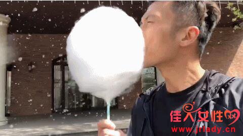 谢霆锋在北京的春天里吃柳絮 样子可以说很可