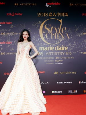 Angelababy一袭粉色刺绣几何礼裙 优雅又少女